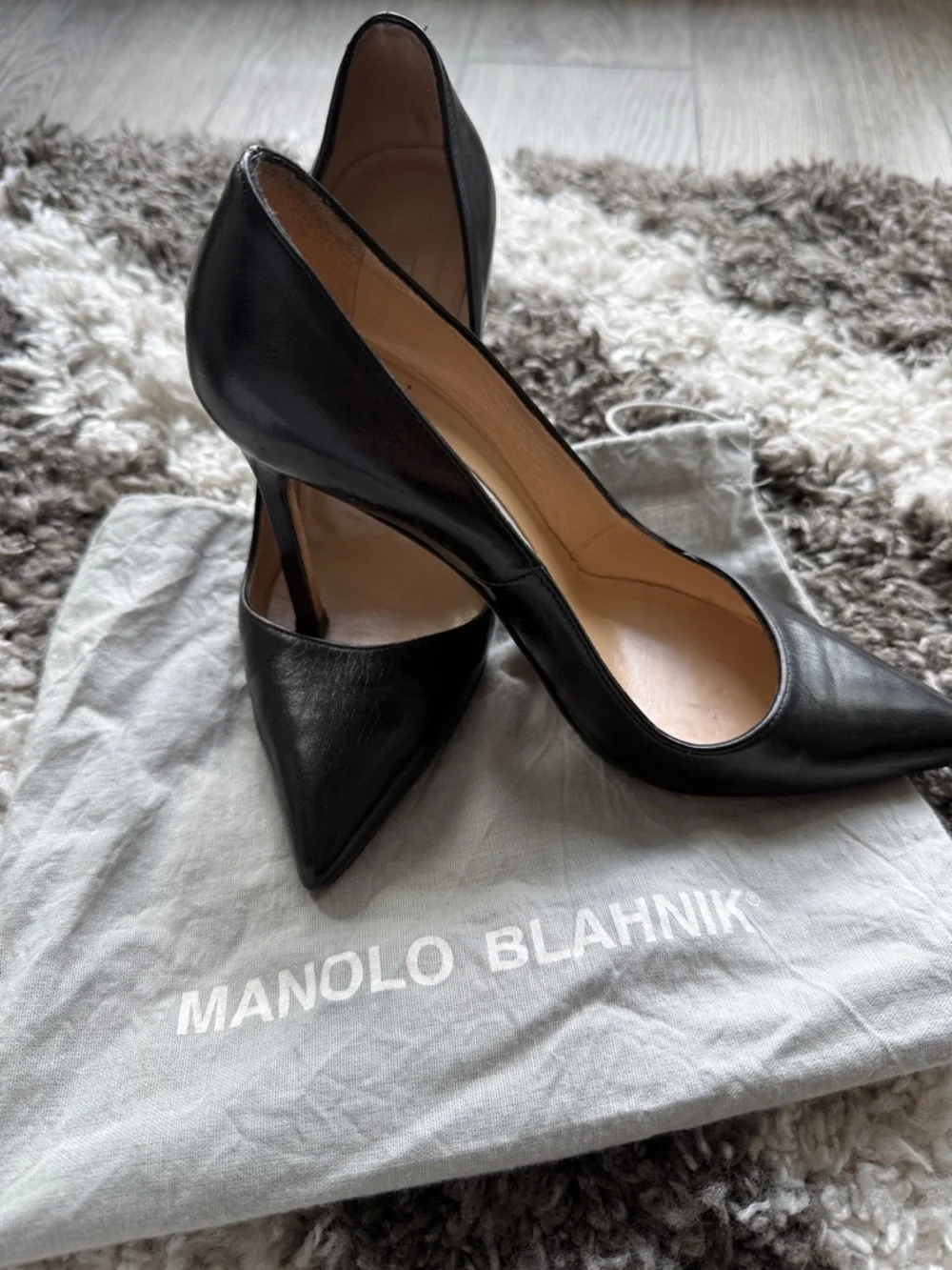 Manolo Blahnik Black Leather Pointed Toe Stiletto Pumps - Picture 7 of 7